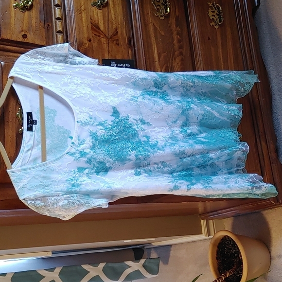 💚NWT Women's pretty White & Green Top - Picture 1 of 9